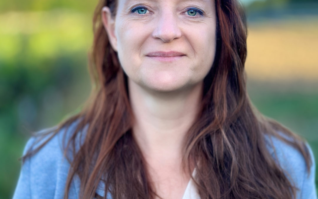 Kathleen Lützkendorf schaut optimistisch in die Kamera. Hintergrund: Paradies in Jena.